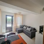 Elizabeth Apartman *